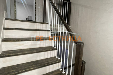 Стильный дизайн: п-образная лестница среднего размера с крашенными деревянными ступенями, крашенными деревянными подступенками и перилами из смешанных материалов - последний тренд