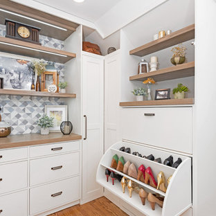 Inspiration för ett stort vintage omklädningsrum för könsneutrala, med vita skåp, mellanmörkt trägolv, skåp i shakerstil och brunt golv