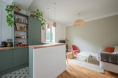 Exemple d'une salle de séjour chic.
