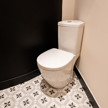 Toilette d'angle black and white