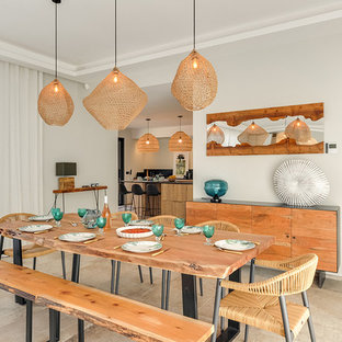 コルシカの中サイズのエクレクティックスタイルのLDKの画像 (白い壁、セラミックタイルの床、暖炉なし、ベージュの床)