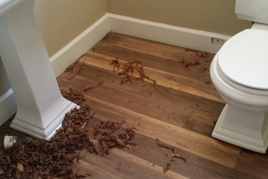 Ispirazione per una stanza da bagno con doccia stile marinaro con pavimento in legno massello medio