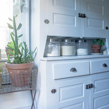 Cabinet hardware