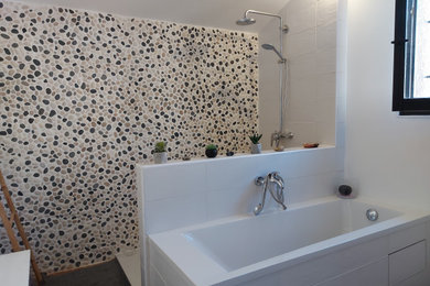 トゥールーズにある中くらいなコンテンポラリースタイルのおしゃれな浴室の写真
