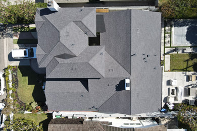 Ejemplo de fachada de casa negra de tamaño medio de dos plantas con tejado de teja de madera