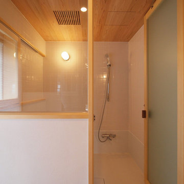 白タイルと杉羽目板天井の浴室