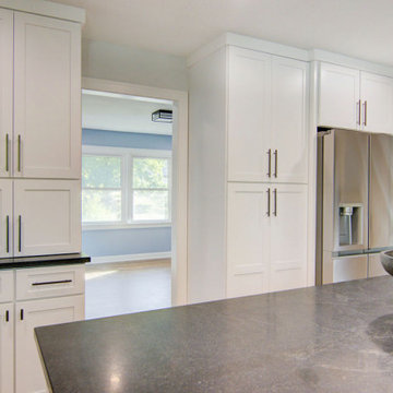 Colonial Modern Residence - Kansas City, Kansas