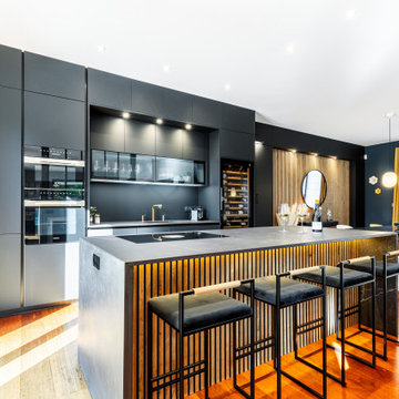 Rénovation d'une cuisine moderne full black avec sol en bois exotique