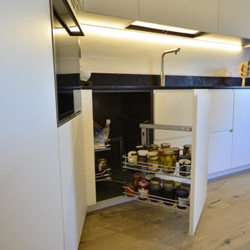 Cucina su misura laccato bianco - dettaglio apertura mobile ad angolo