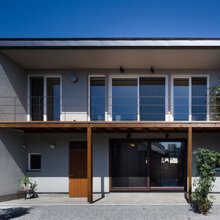 他の地域のモダンスタイルのおしゃれな二階建ての家 (メタルサイディング、グレーの外壁、片流れ屋根、戸建、金属屋根) の写真