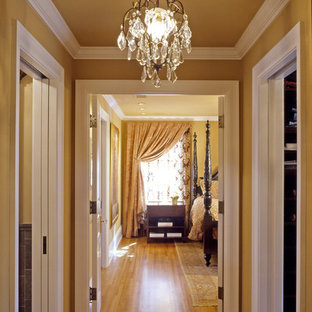 Bild på en stor vintage hall, med gula väggar, klinkergolv i porslin och gult golv