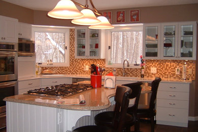 Example of a classic kitchen design in Cleveland
