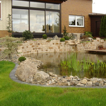 Gartenteichanlage mit Wasserfall und Stegterrasse