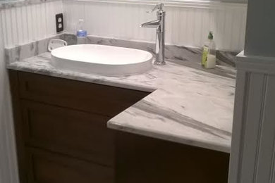 チャールストンにある小さなトランジショナルスタイルのおしゃれなバスルーム (浴槽なし) (濃色木目調キャビネット、白い壁、オーバーカウンターシンク、白い床、グレーの洗面カウンター) の写真