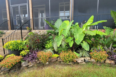 Inspiration for a traditional landscaping in Raleigh.