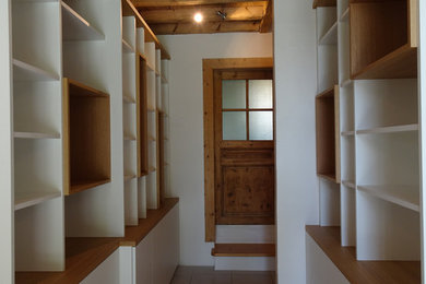 Réalisation d'un salon design avec une bibliothèque ou un coin lecture.