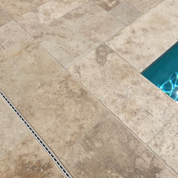 Terrasse et contour de piscine en travertin