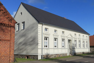 Mittelgroßes, Einstöckiges Klassisches Haus mit Steinfassade, beiger Fassadenfarbe, Satteldach und Ziegeldach in Berlin