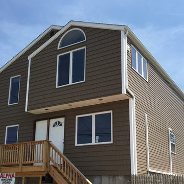 Lindenhurst Siding - Canyon Drift Shakes with Windows