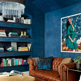 Ispirazione per uno studio design con pareti blu e moquette