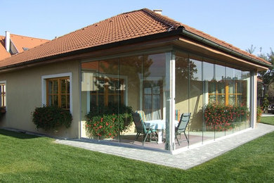 Design ideas for a traditional sunroom in Dusseldorf.