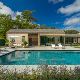 Maritimer Pool hinter dem Haus in rechteckiger Form in Boston