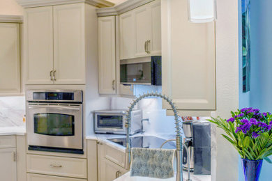 Kitchen - traditional kitchen idea in Tampa