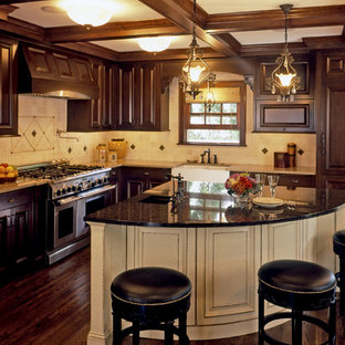 Kitchen Cabinets & Islands