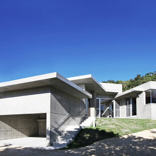 他の地域のモダンスタイルのおしゃれな家の外観 (コンクリートサイディング、グレーの外壁、陸屋根) の写真