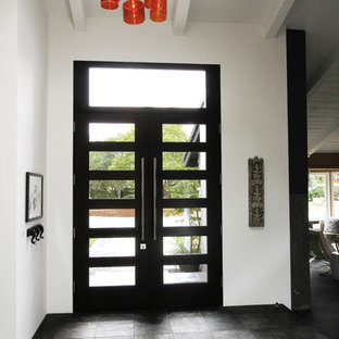 Новые идеи обустройства дома: большое фойе в восточном стиле с белыми стенами, полом из сланца, двустворчатой входной дверью и входной дверью из темного дерева