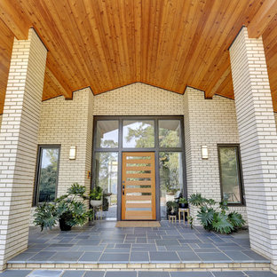 Inredning av ett 60 tals stort vitt hus, med två våningar, tegel och sadeltak