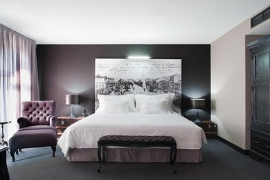Ejemplo de dormitorio principal tradicional renovado grande con moqueta y suelo gris