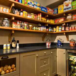 Idées déco pour une arrière-cuisine montagne avec un placard sans porte et un sol en bois brun.