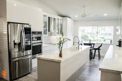 Mid-sized kitchen photo in Miami