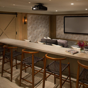 Idée de décoration pour une salle de cinéma tradition fermée avec un mur multicolore, un sol en bois clair et un écran de projection.