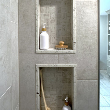 Starmark Maple Cosmopolitan Primary Bath in Stone
