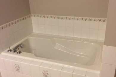 Inspiration for a mid-sized modern master white tile and porcelain tile porcelain tile bathroom remodel in Vancouver with shaker cabinets, white cabinets, a two-piece toilet, white walls, an undermount sink and quartzite countertops