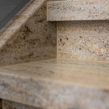 PVC, Teppich & Laminat raus. Treppenrenovierung mit Naturstein.