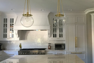 Kitchen - mid-sized transitional kitchen idea in San Francisco