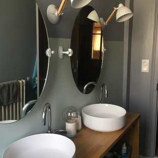 Foto di una piccola stanza da bagno per bambini minimalista con vasca/doccia, pavimento in legno verniciato, lavabo da incasso, pavimento bianco e doccia aperta