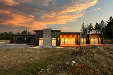 クライストチャーチにある高級な中くらいな北欧スタイルのおしゃれな家の外観の写真
