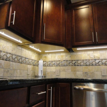 Kitchen ft. Staggered Cabient & Stone Backsplash