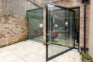 This is an example of a contemporary sunroom in London.