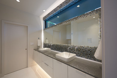 Example of a minimalist bathroom design in Other