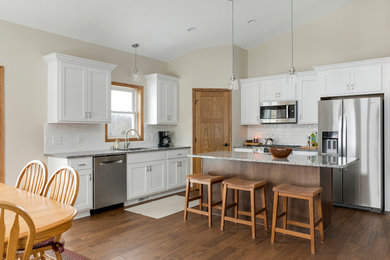 Example of a classic kitchen design in Minneapolis