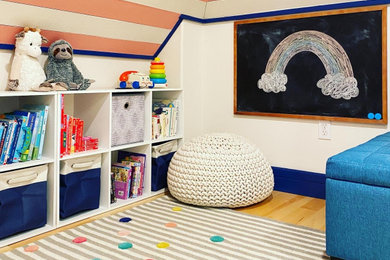 Foto de dormitorio infantil de 1 a 3 años tradicional renovado pequeño con paredes blancas, suelo de madera clara, suelo marrón y madera