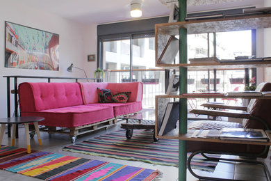 This is an example of an eclectic living room in Tel Aviv.