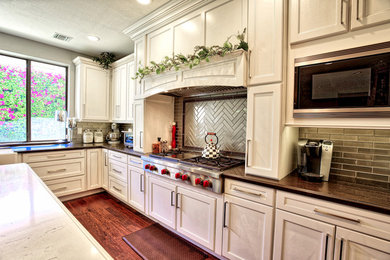 Example of a kitchen design in Los Angeles