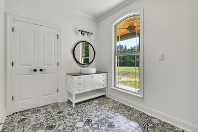 Example of a farmhouse home design design in New Orleans