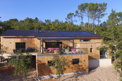 Cette image montre une façade de maison design.